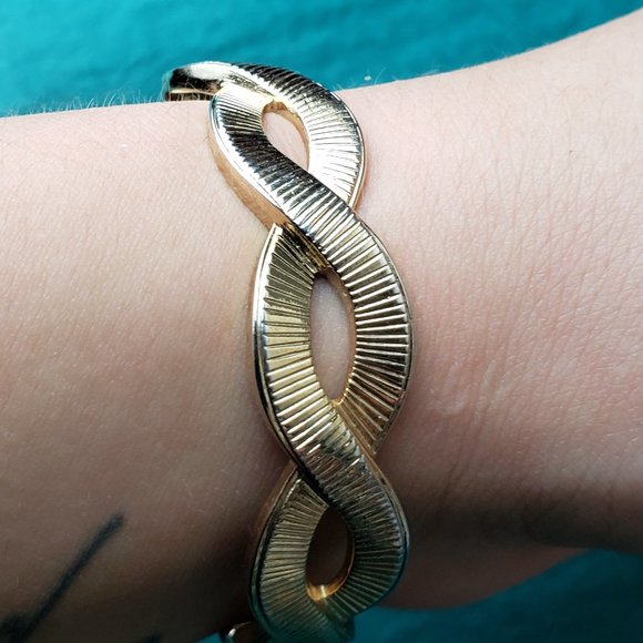 2/20$ Vintage Monet gold tone bracelet - Picture 1 of 8